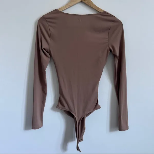 Abercrombie & Fitch Soft A&F Bodysuit Size XS Brown Cinched Long Sleeve Top - Image 4