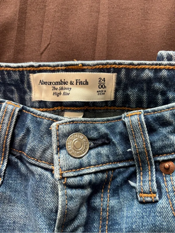Abercrombie & Fitch Light Blue Boyfriend Jeans with Knee Rip - Image 5