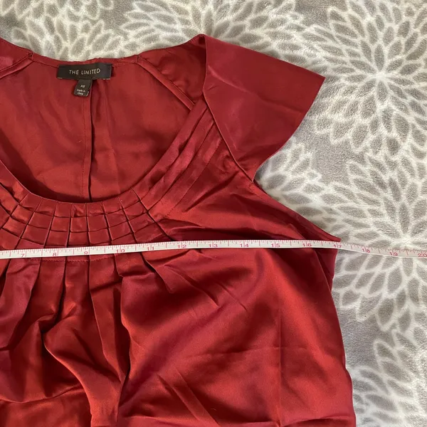 The Limited Satin Pleated Blouse‎ size Small Rust Red Cap Sleeve Business Casual - Image 5