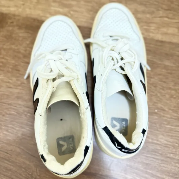 VEJA V-10 Men’s Lace Up Sneakers in White/Black - Size 8 .. - Image 6