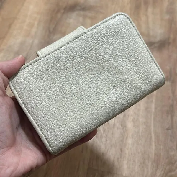 ADRIENNE VITTADINI |‎ Woman's Off White Pebble Leather Bifold Clutch Wallet - Image 6