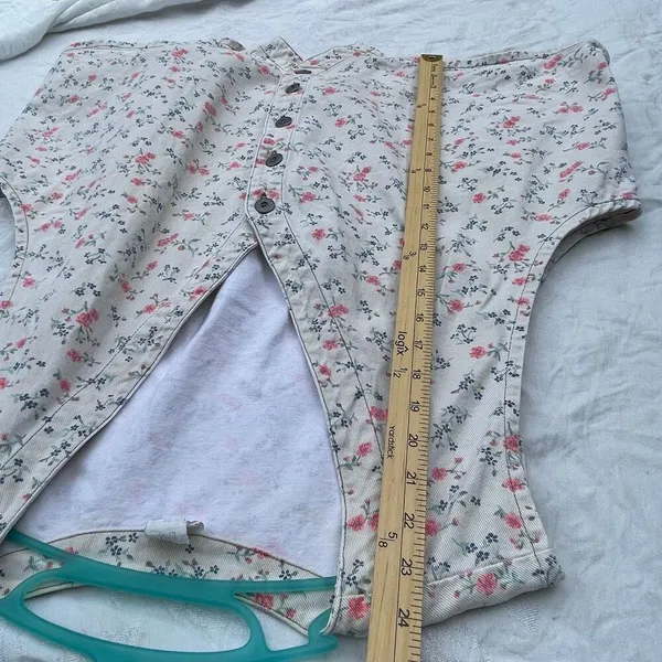 Vintage Cherokee size 26 floral denim button front vest. - Image 7