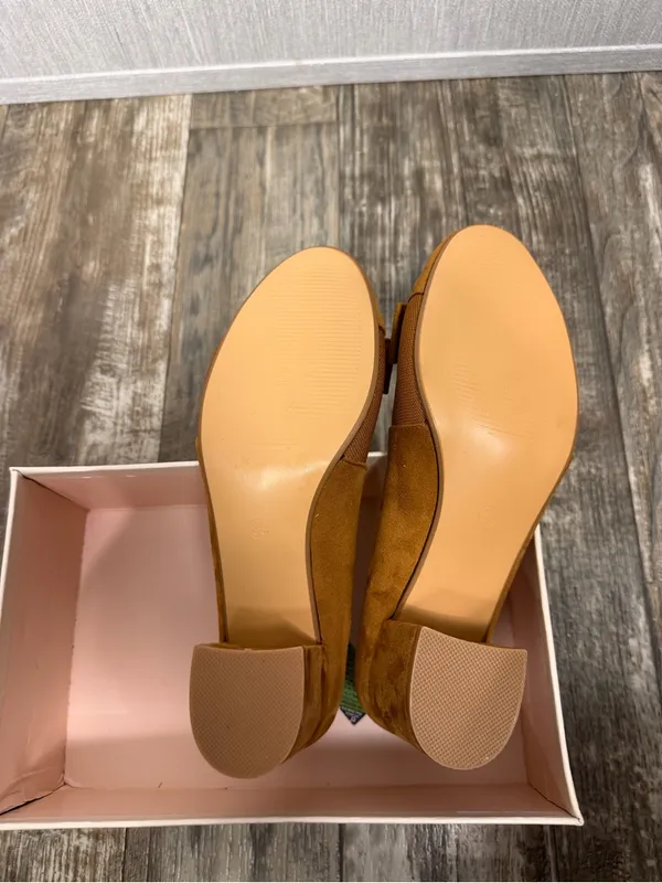 Benassal Women's Tan Block Heel Pumps with Bow and Metal Accent Size 8.5 - Image 13