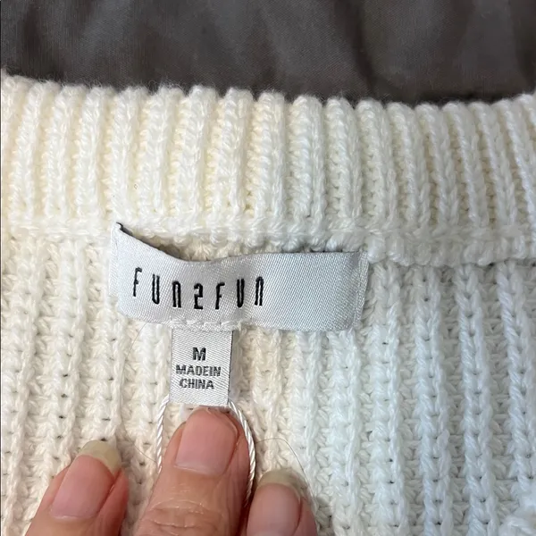 Fun 2 Fun Cream Sleeveless Sweater White Size M - Image 4