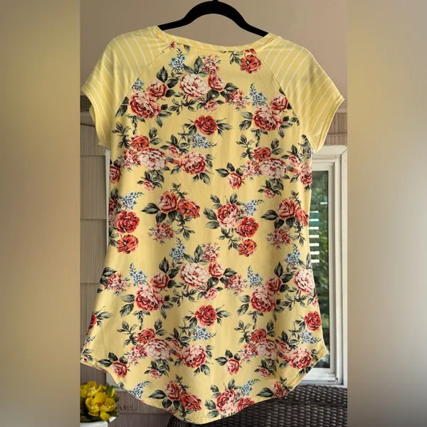 Yellow and Red Graphic Short Sleeve Tee Size L - Image 5