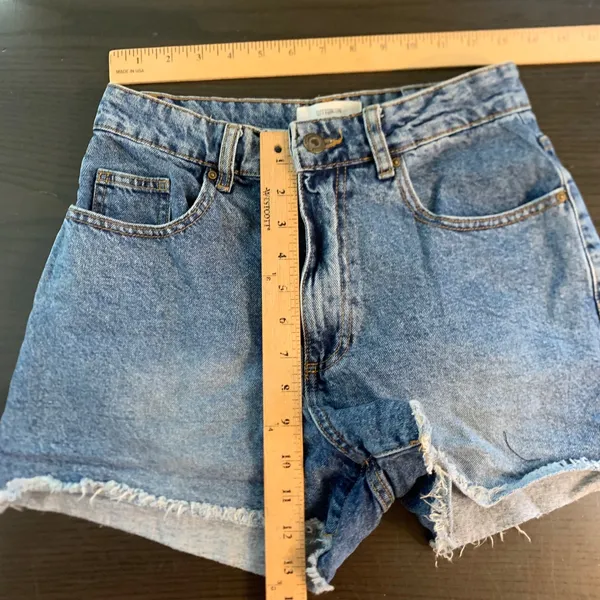 Cotton On High Rise Mom Denim Shorts Medium Wash Blue Size 4 US Frayed Hem - Image 9
