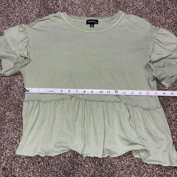 Originality Green ruffle crop top in Xs - Image 5