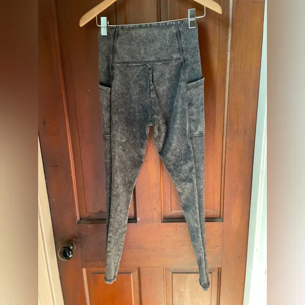 Offline by aerie women’s medium black acid wash leggings - Image 6