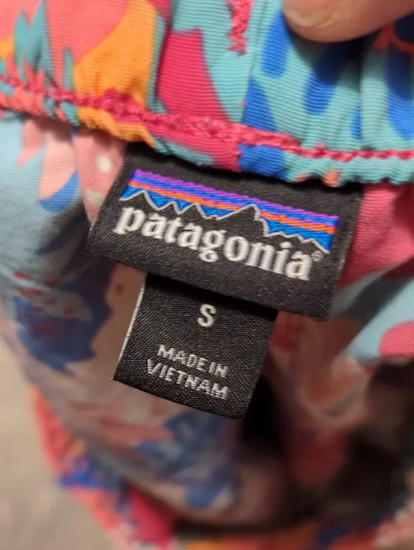 Patagonia Wild Waratah: Reef Pink Barely Baggie Shorts Size Small - Image 4
