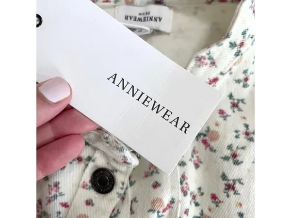 NWT AnnieWear Ditsy Print Denim Crop Vest Size S White Floral Scalloped - Image 4
