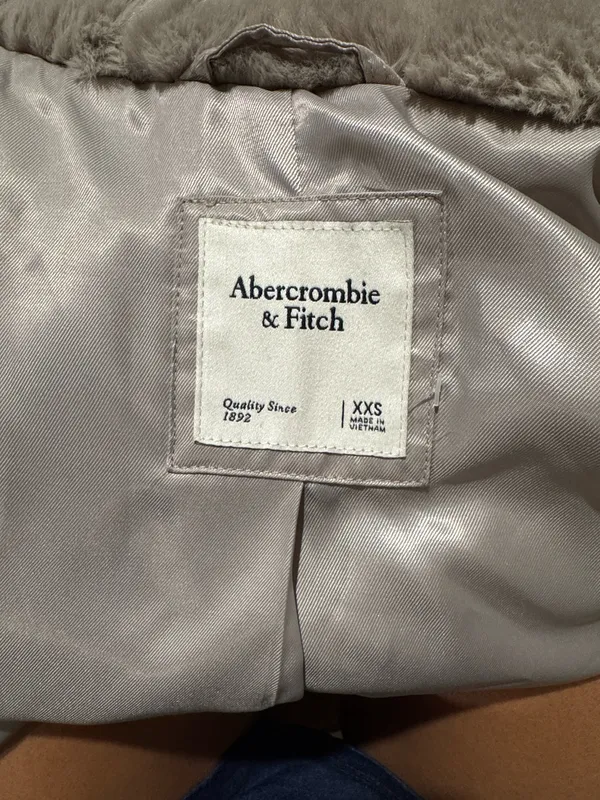 Abercrombie and Fitch Faux Fur Grey Cropped Jacket Size XXS - Image 4