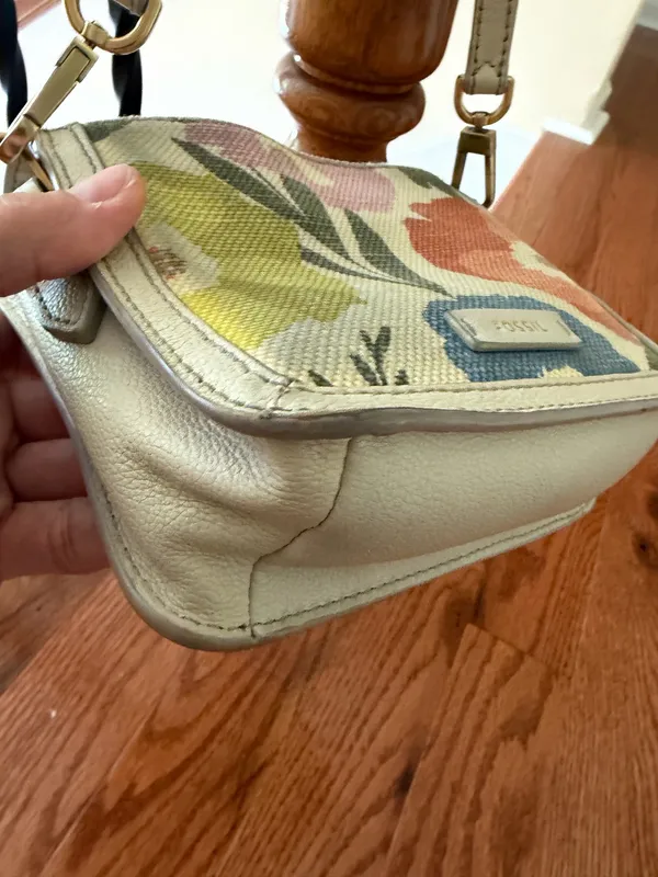 Fossil Floral leather Crossbody Bag. - Image 11