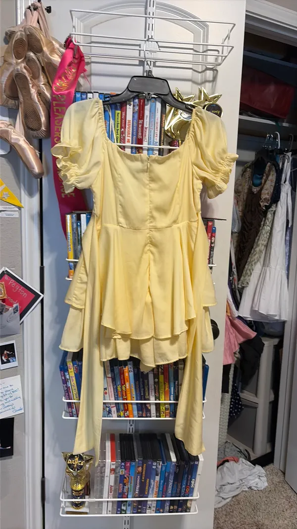 A short yellow floaty dress I think it might be from Francesca‘s - Image 2