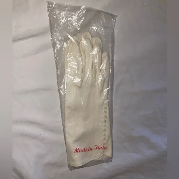 Elegant Vintage White Gloves in Original Made in Italy Packaging - As Is - Image 3