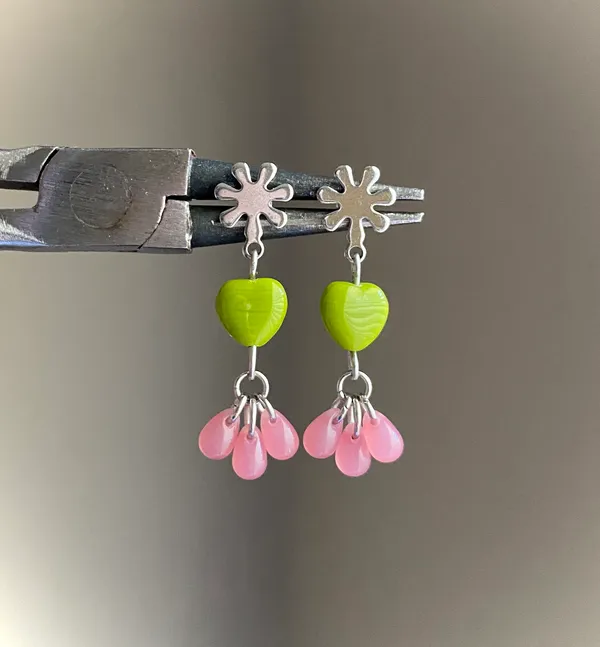 czech glass opaque olive green color heart & pink teardrop beads earrings💚 - Image 7