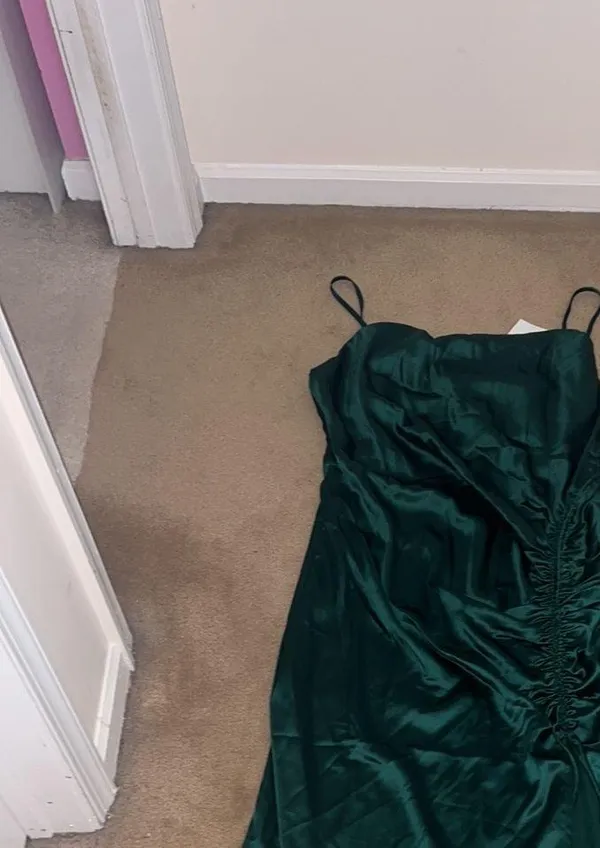 Elegant Green Satin Cinched Formal Dress - Image 2