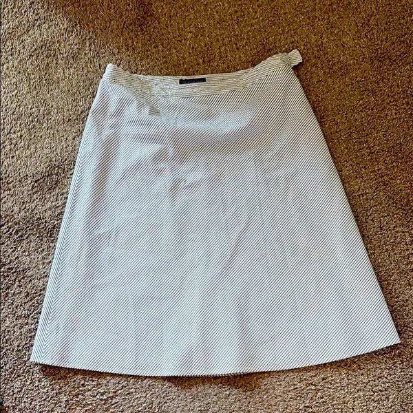 Ann Taylor Blue and White 100% cotton seersucker fit in flare skirt - Image 3