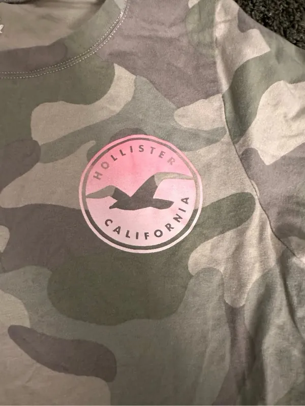 Hollister Camouflage Shirt with Pink Logo Size Medium 0213 - Image 2