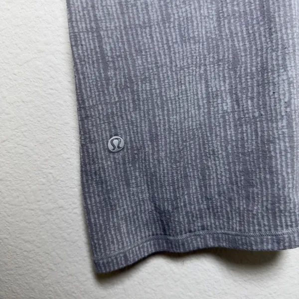 Lululemon Women Top‎ 8 Grey Short Sleeve V-Neck Scoop Neck Tee Casual - Image 4