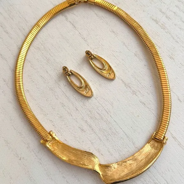 Vintage 1980s Gold Tone Omega Necklace & Matching Earrings Set - Image 2