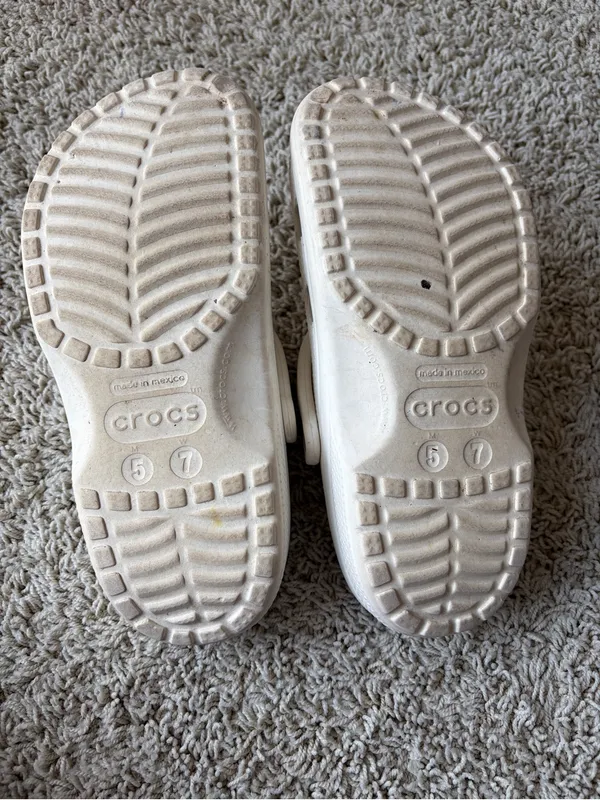 Classic White Crocs Women’s Size 5 Men’s Sz 7 Jibbitz Charms Included Disney G2 - Image 8
