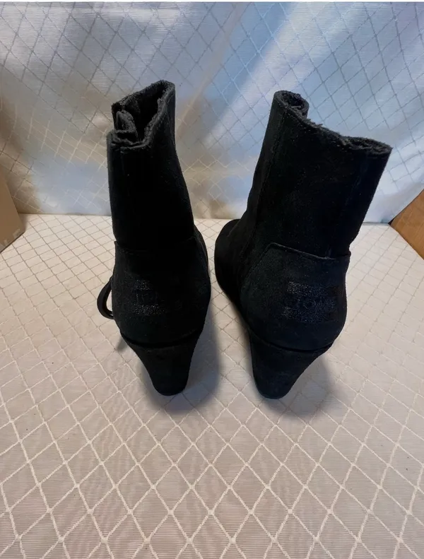 Toms: Women’s SZ8 Desert Wedge High Black Suede Heel Booties - Image 6