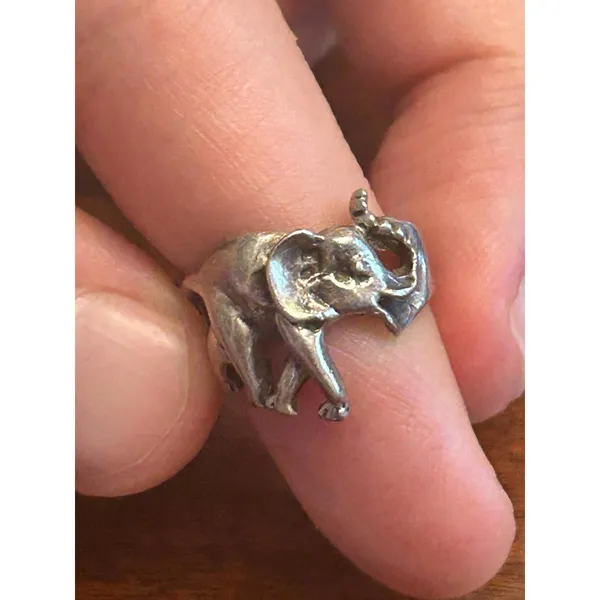 925 Stelring Silver Ring Size 4 Very Cute V22 2.44g Scrap Damaged elephant - Image 2