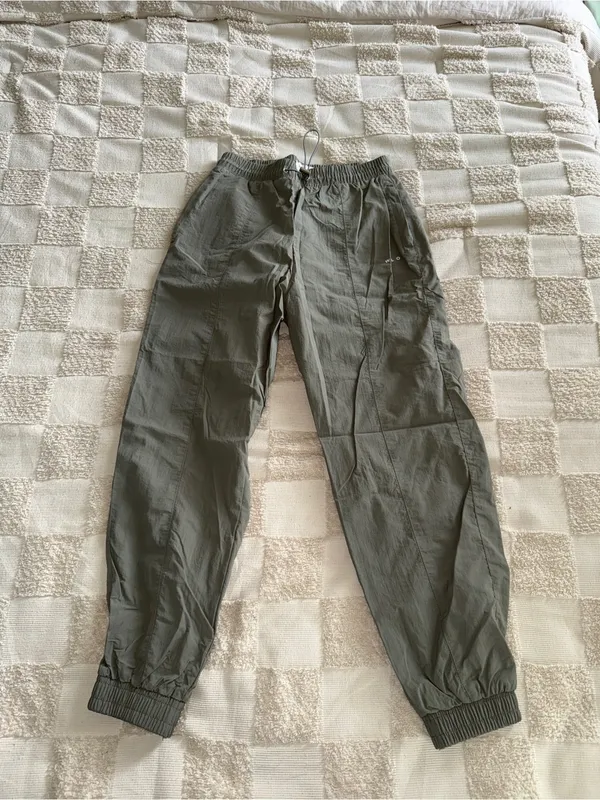 Wilo the Label‎ women's parachute jogger pants in an olive green color small - Image 2
