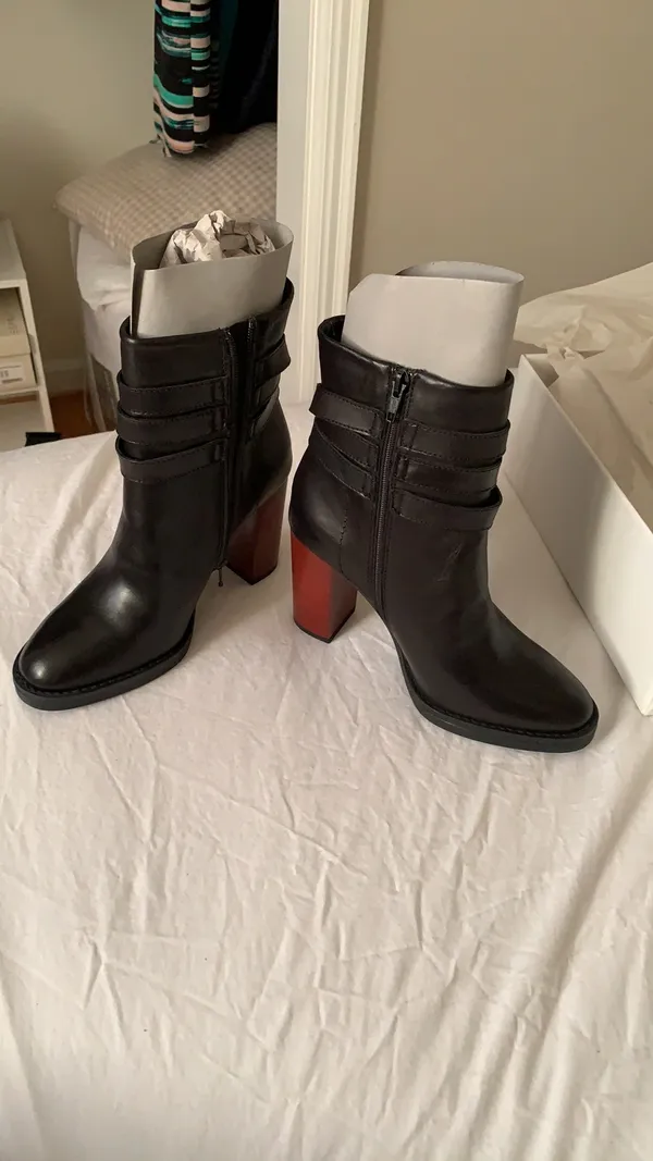 Black leather Boots Size 7.5 - Image 4