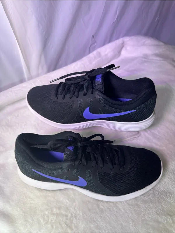 Nike Black Athletic Trainers with Purple Swoosh - Image 3