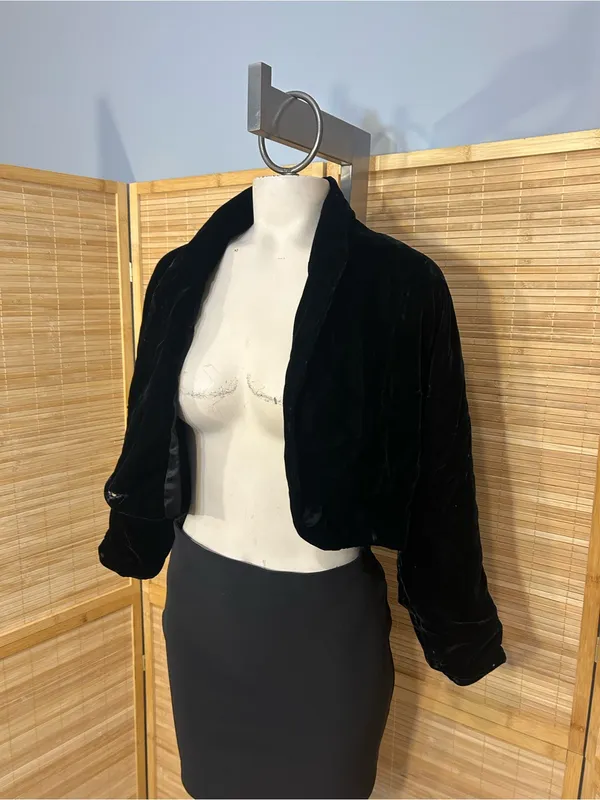 Vintage Black velvet cropped bolero jacket with button closure woman’s small med - Image 4