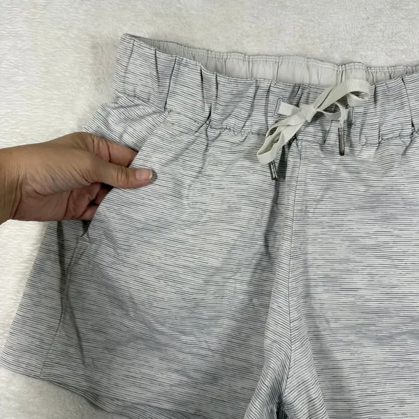lululemon On The Fly Short 2.5 Space Dye Grey White Drawstring Pockets Size 6 - Image 7