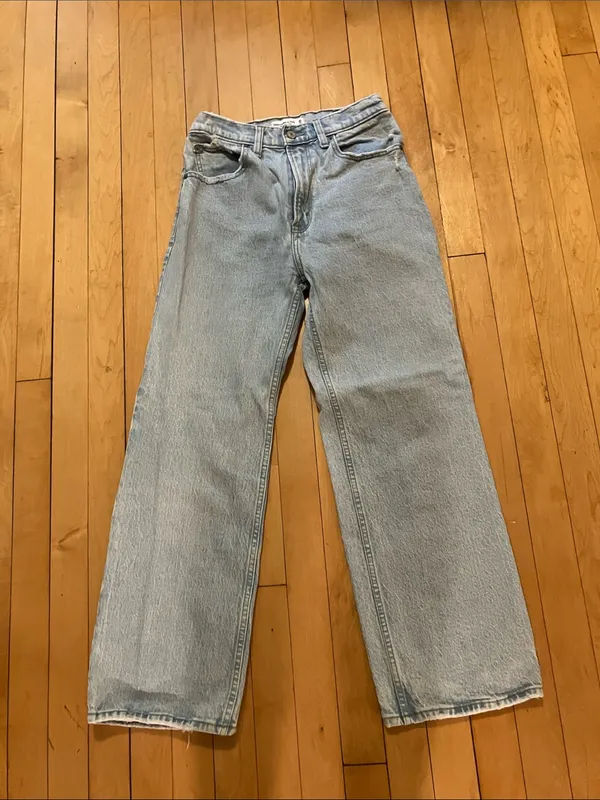 Abercrombie & Fitch 90s Relaxed High Rise Light Wash Jeans Size 26 or 2XS - Image 3