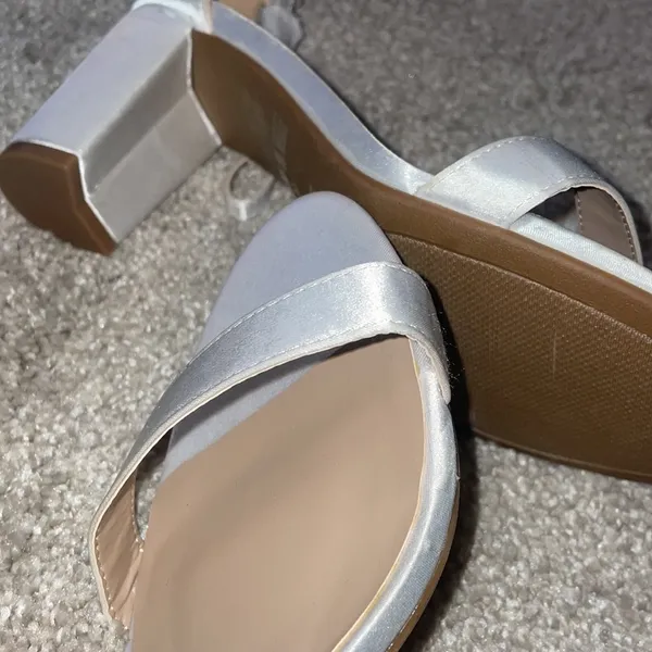 Dream Paris white satin shoes block heels 8.5 - Image 8
