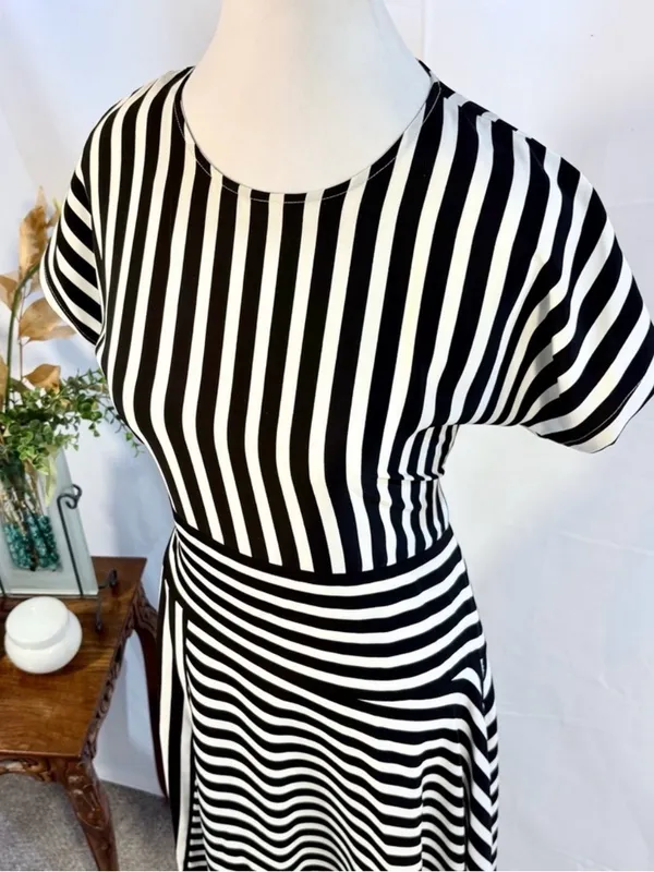 💥Karl Lagerfeld Paris Black White Striped Asymmetrical Midi Dress Sz 4💛 - Image 7