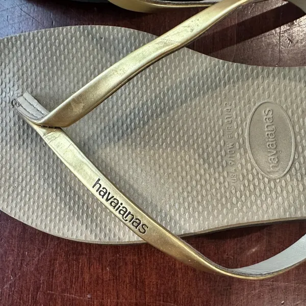 HAVAIANAS Metallic Gold and tan Flip FLops Thongs Flats Size 9/10W - Image 3