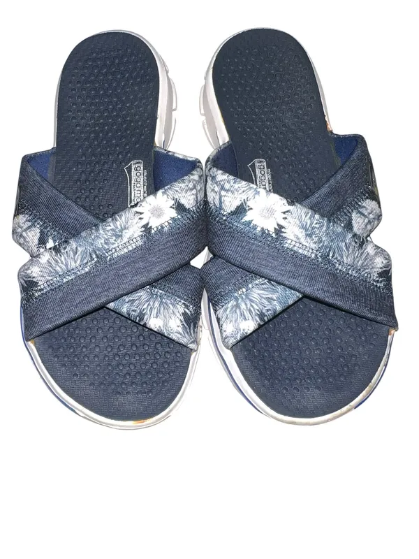 Skechers blue and white flower design gogamat sandals. Great pre loved conditio. - Image 4