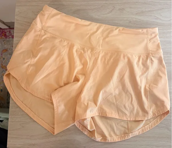 Speed Up Mid-Rise Lululemon 4" color: summer glow - Image 2