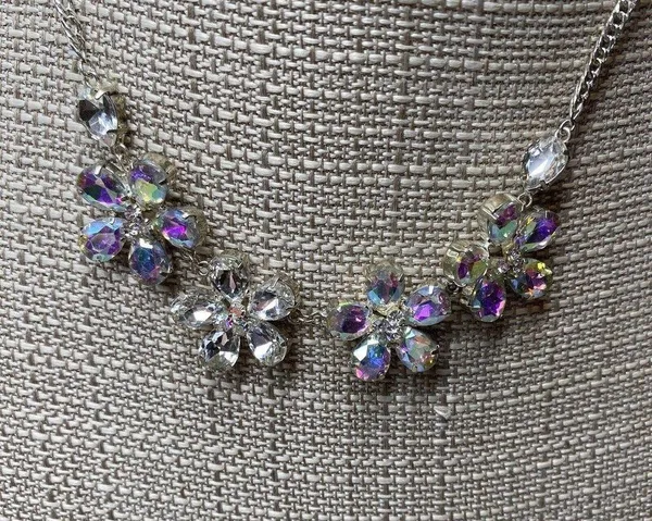 Clear Flowers Floral Rhinestone Irrdescident Silver Tone Necklace. - Image 3