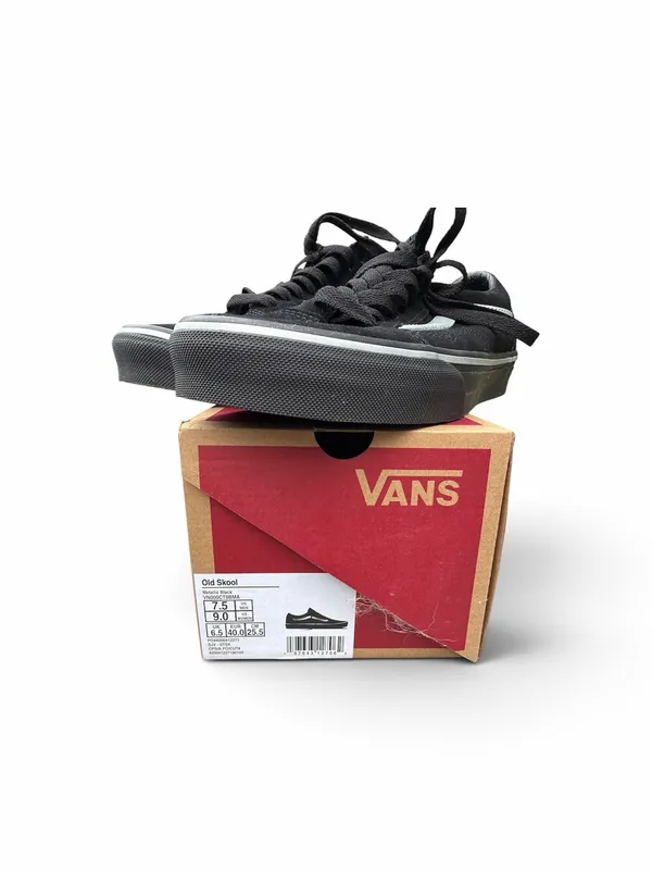 Vans Women's Black & White Old Skool Low-Top Sneakers - Image 4