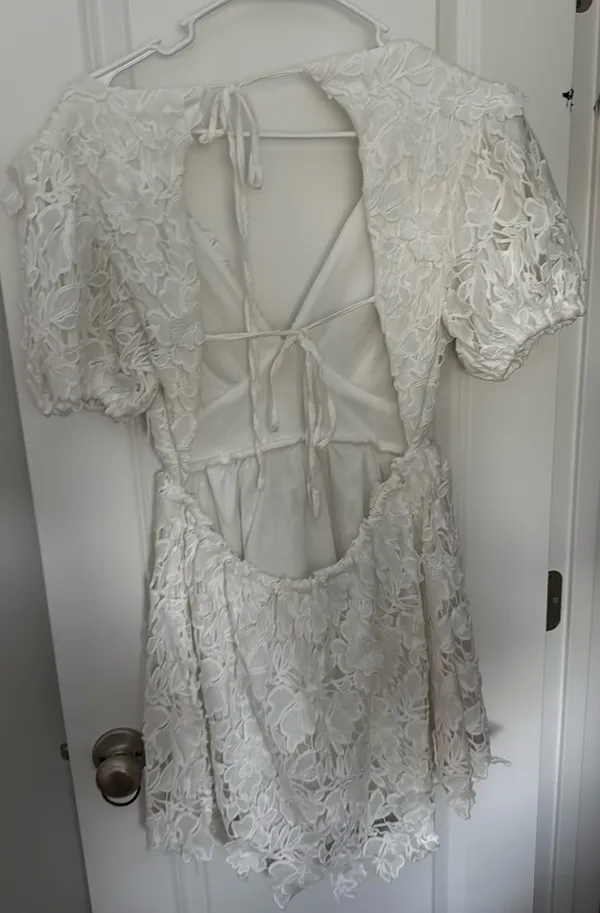 Le lis White mini dress with open back - Image 2