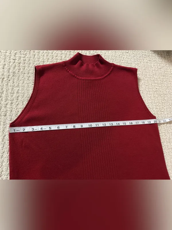 Dressbarn Women's Red Mock Neck Sleeveless Knit Sweater Top Size 14/16 - Image 5