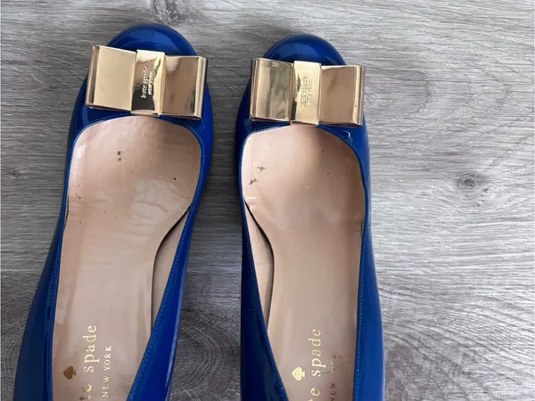 Kate Spade Karolina Blue Patent Leather Pumps with Gold Bow - Image 6