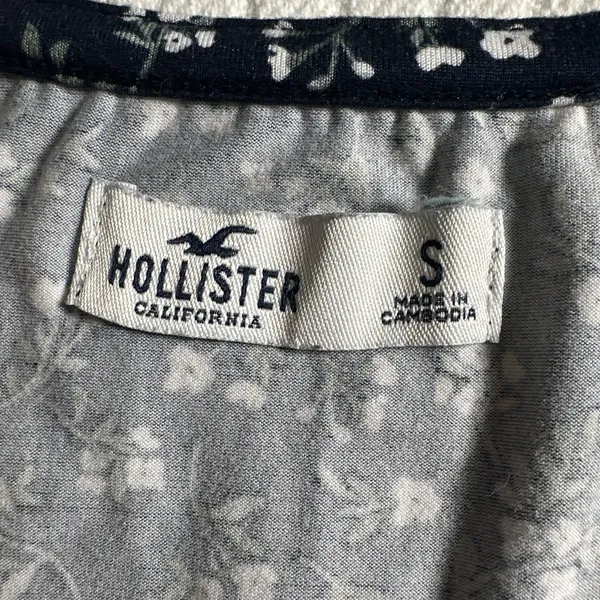 Hollister Size Small Navy Blue & White Floral Tie-Back Tiered Wrap Dress - Image 5
