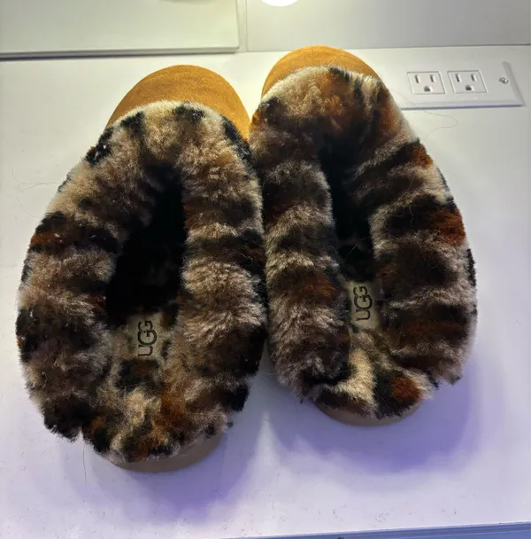 UGG Slippers Women’s 8 - Image 2