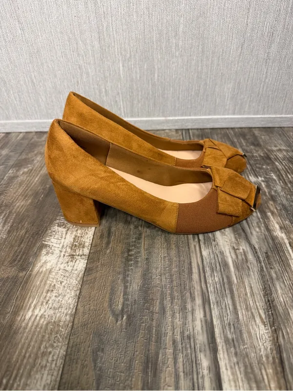 Benassal Women's Tan Block Heel Pumps with Bow and Metal Accent Size 8.5 - Image 8
