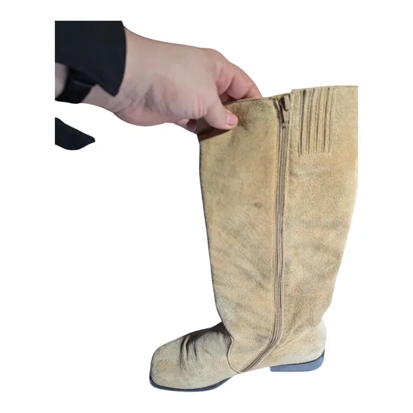 Vtg 1990s Classique Beige Suede Square Toe Knee High Zip Up Flat Sole Boots 9 W - Image 4