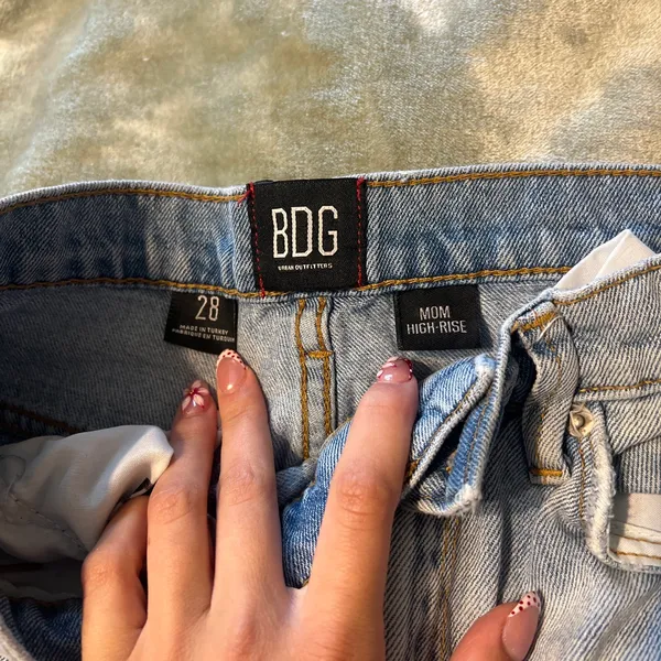 Urban Outfitters Light BDG Wash Jeans Mom High-Rise 28 - Image 2