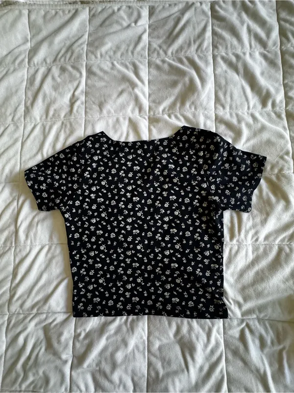Brandy Melville Navy Floral Crop Top - Image 6