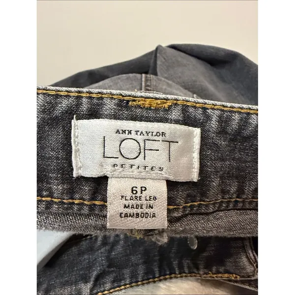 Ann Taylor LOFT Grey Flare Leg Jeans Size 6P - Image 3